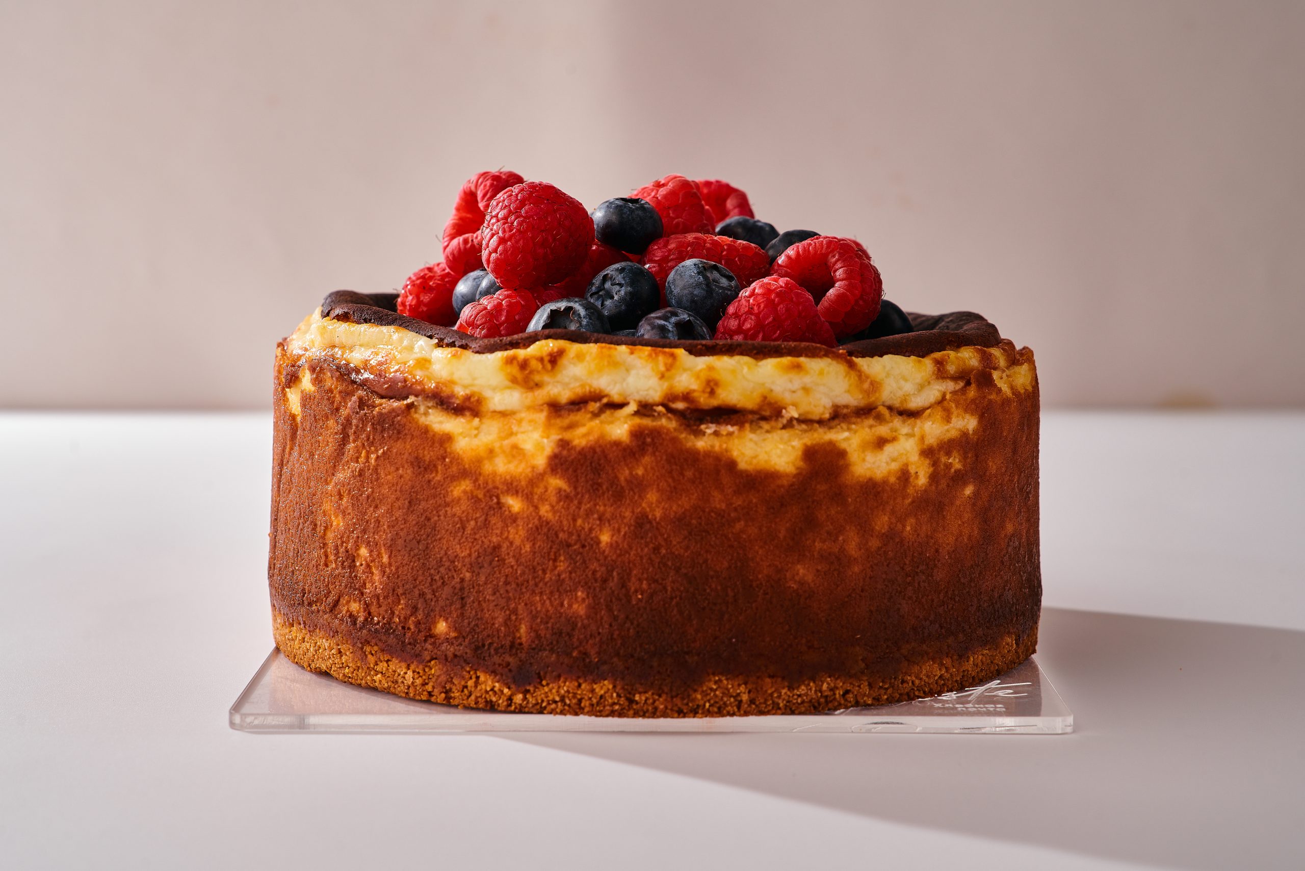 Чизкейк Карима Буржи с ягодами