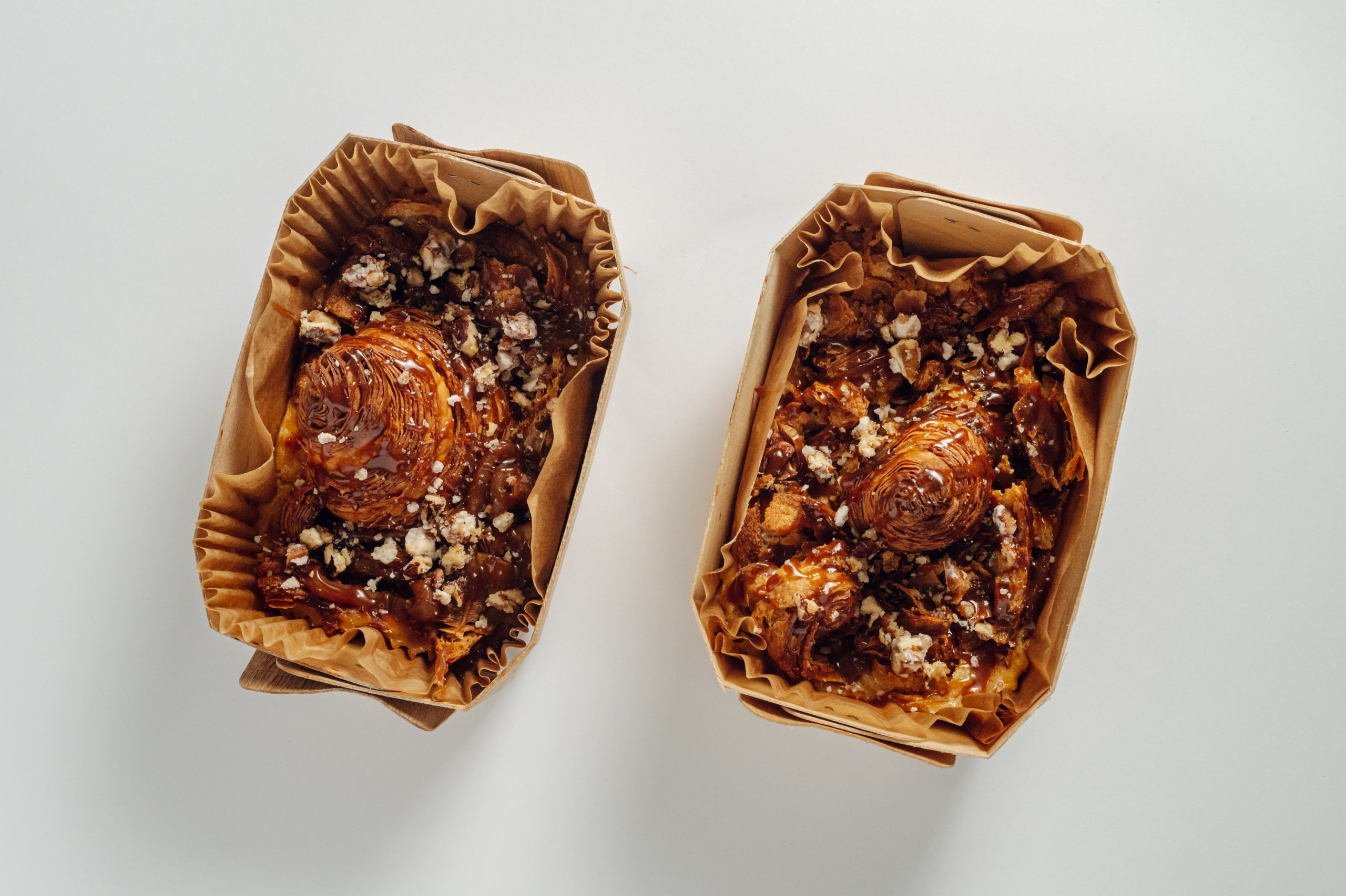 Пудинг с ореховым пралине, карамелью и пеканом