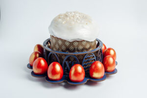 Кулич и пасхальные яйца куриные окрашенные