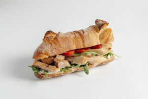Сэндвич на твисте с руколой и цыпленком