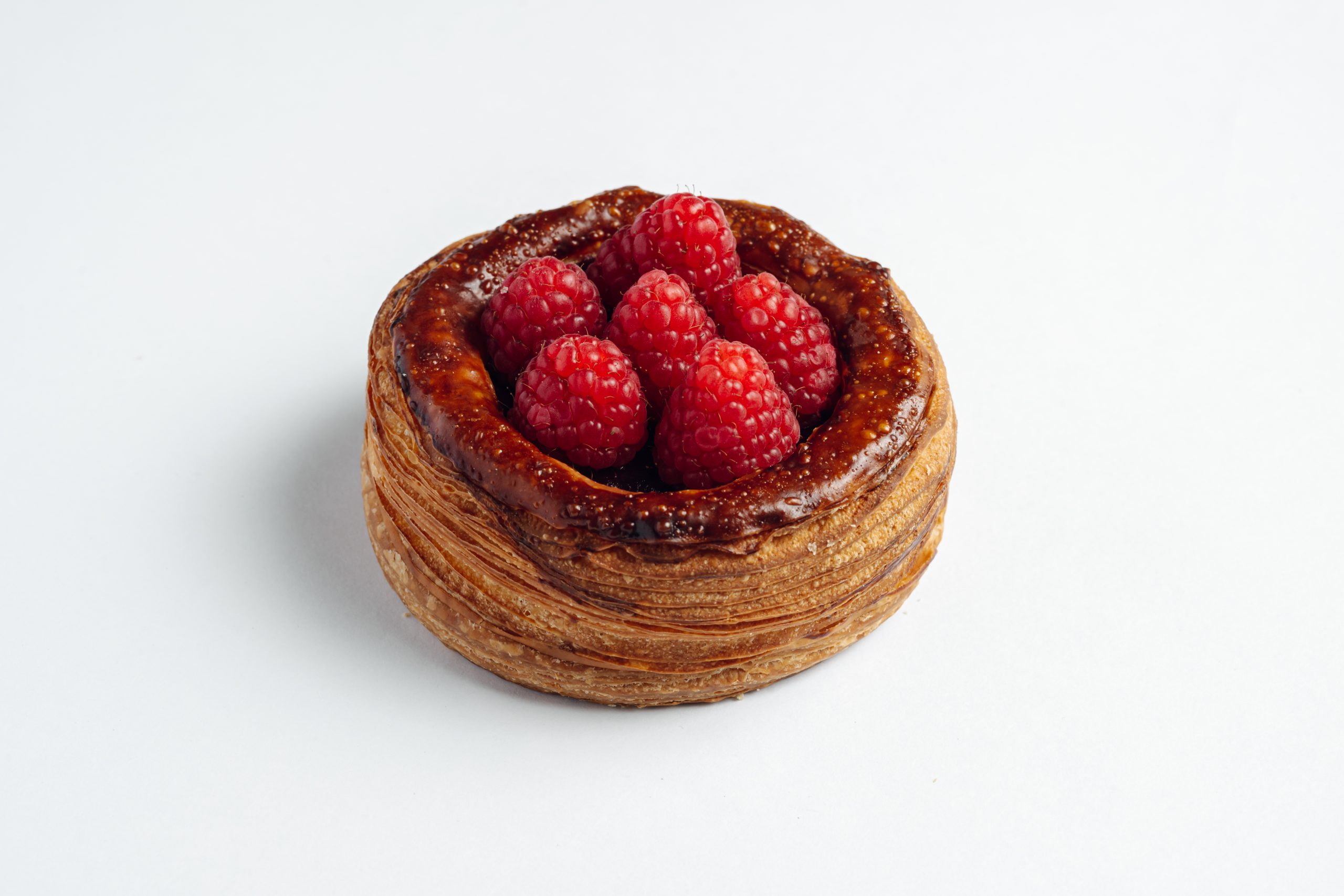 Слойка с шоколадным крем-брюле и малиной