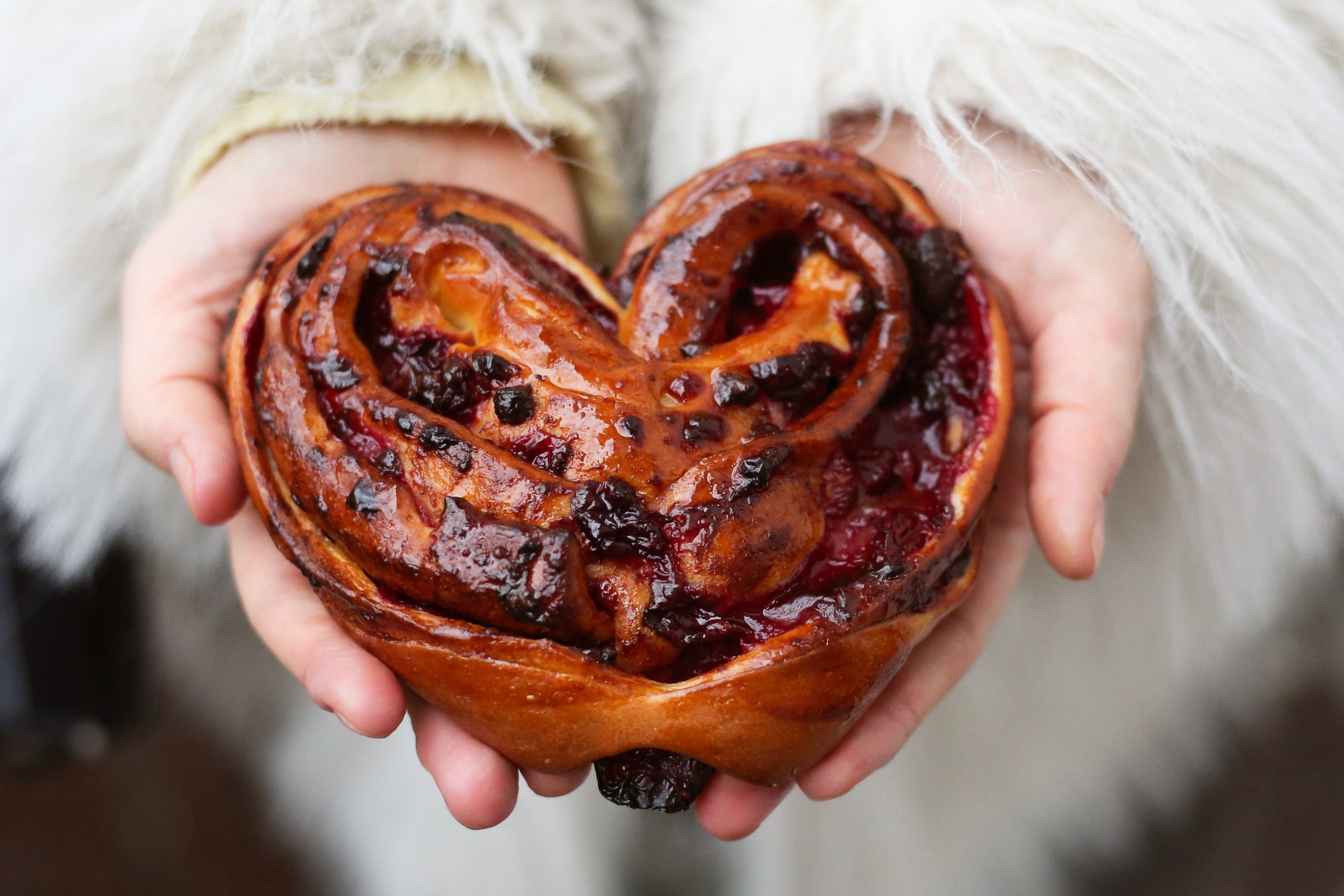 Плюшка с вишней и шоколадом