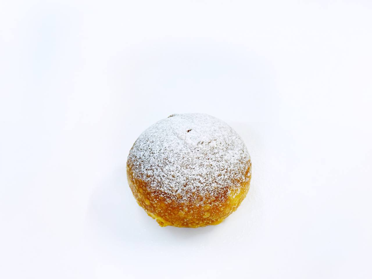 Пончик с земляникой и заварным кремом