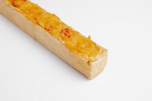 Киш с копченой индейкой и сыром чеддер