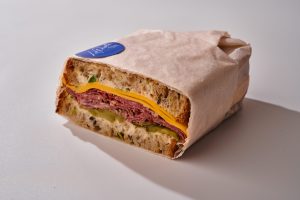 Сэндвич «Крок-мен» с пастрами