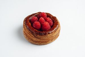 Слойка с шоколадным крем-брюле и малиной