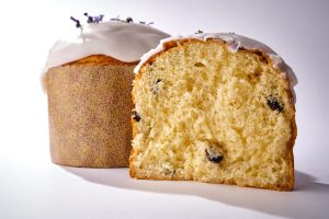 Классический кулич с изюмом, помадкой и апельсиновой цедрой