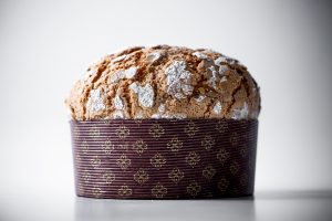 Традиционный итальянский кулич «Панеттоне» с анисовой сливой и шоколадом