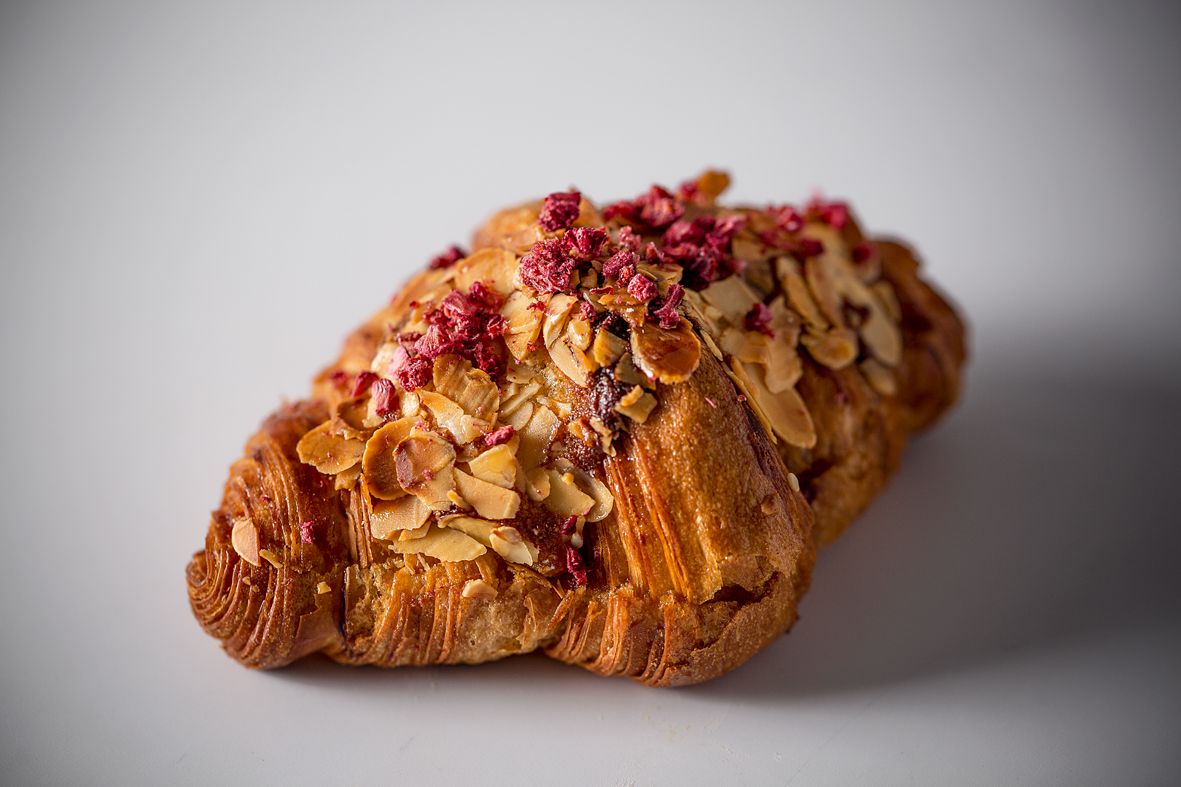 Круассан миндальный с малиной