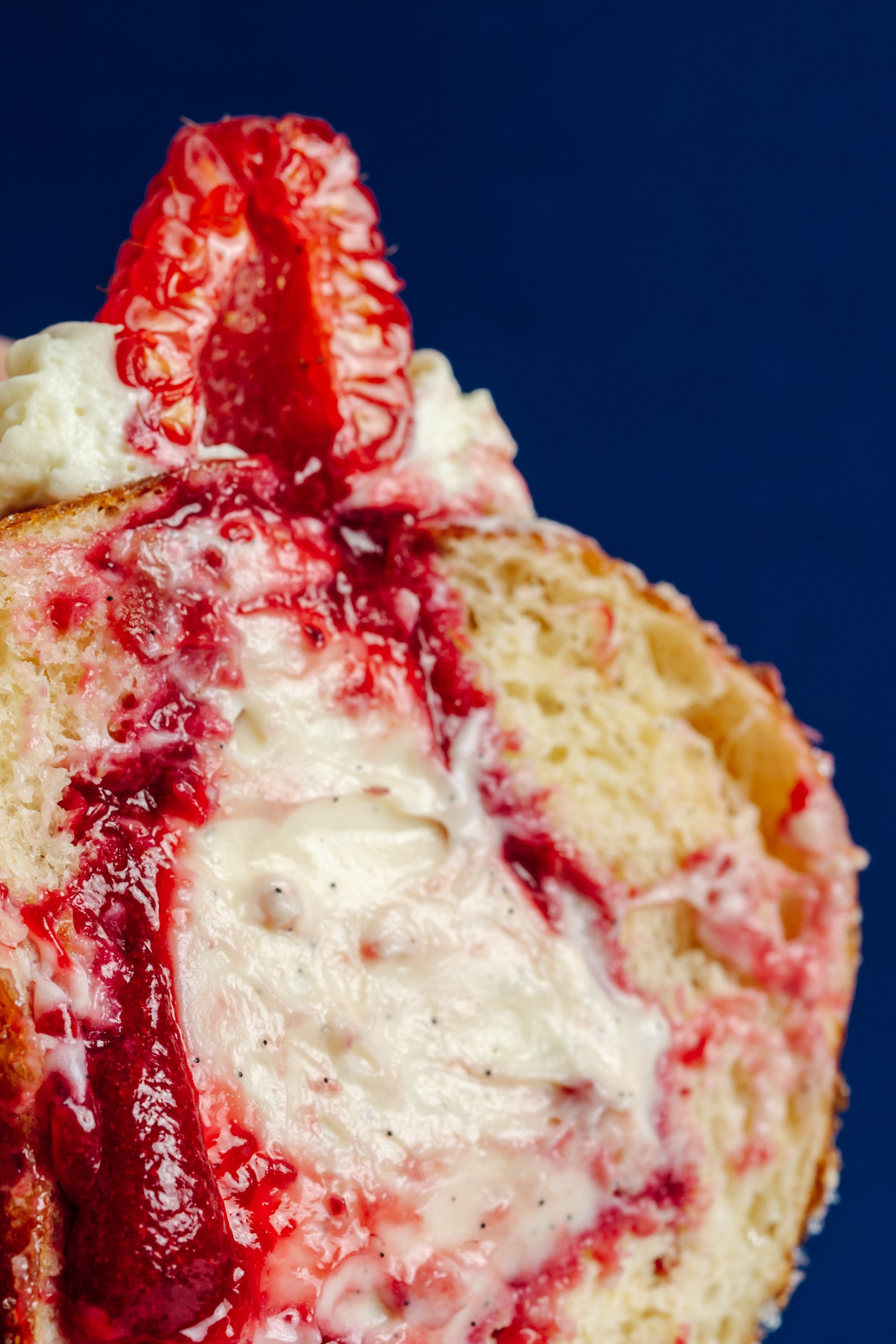 Пончик с земляникой и кремом