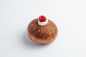 Пончик с земляникой и кремом