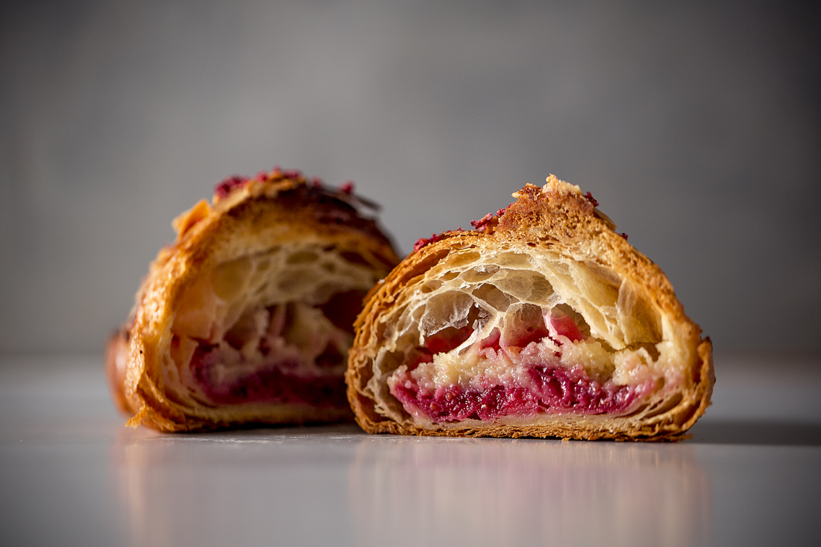 Круассан миндальный с малиной
