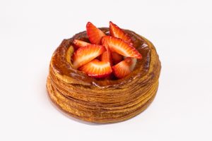 Слойка с шоколадным крем-брюле и клубникой