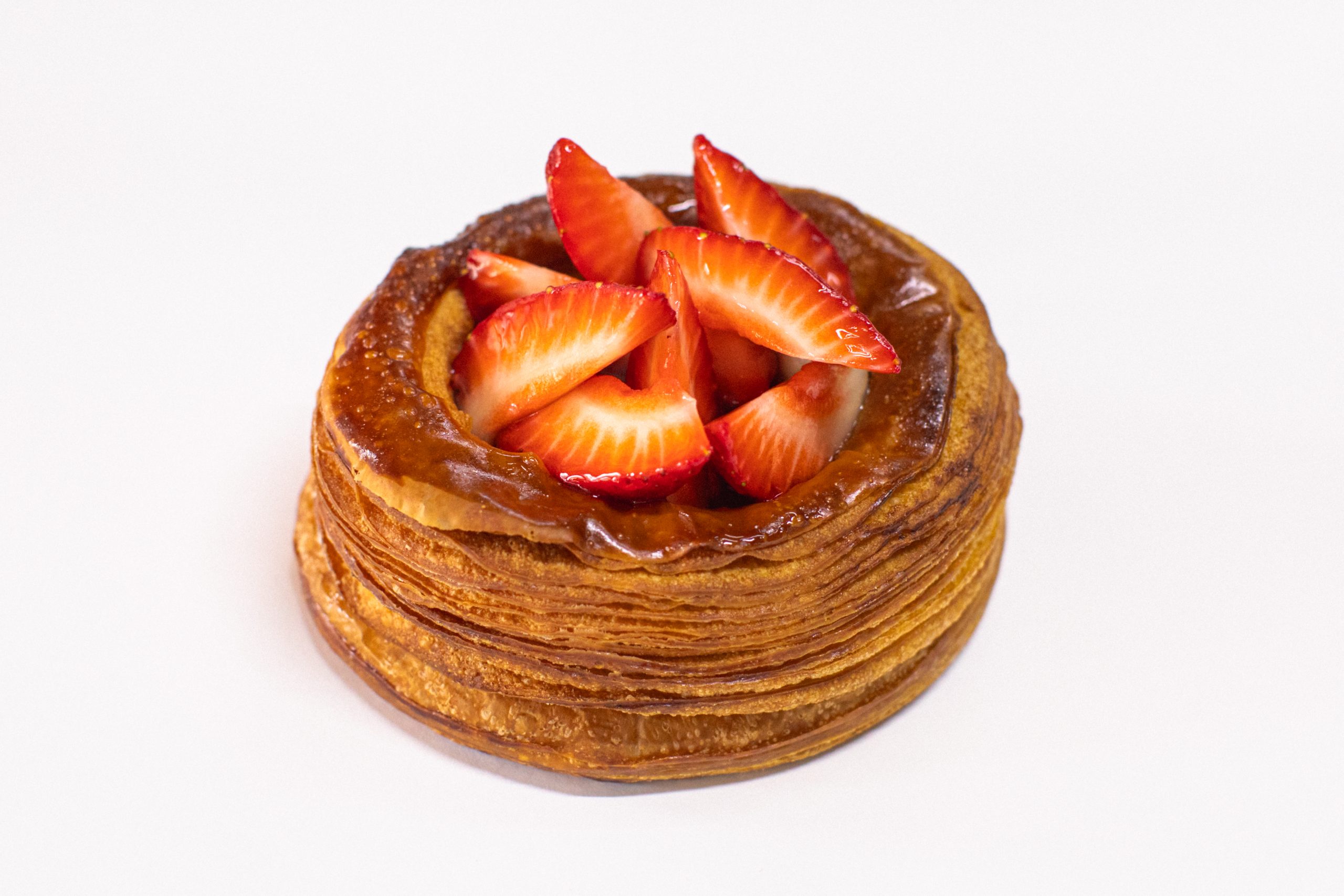 Слойка с шоколадным крем-брюле и клубникой