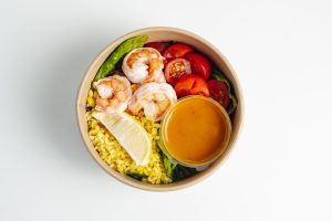Салат с креветками, булгуром и соусом манго-чили