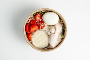 Салат с индейкой, киноа и соусом цезарь
