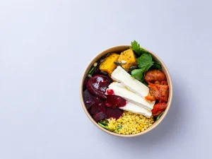 Салат с печеными овощами и камамбером