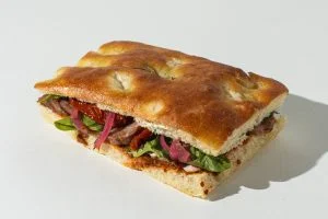 Сендвич «Фокачча с ростбифом и индейкой»